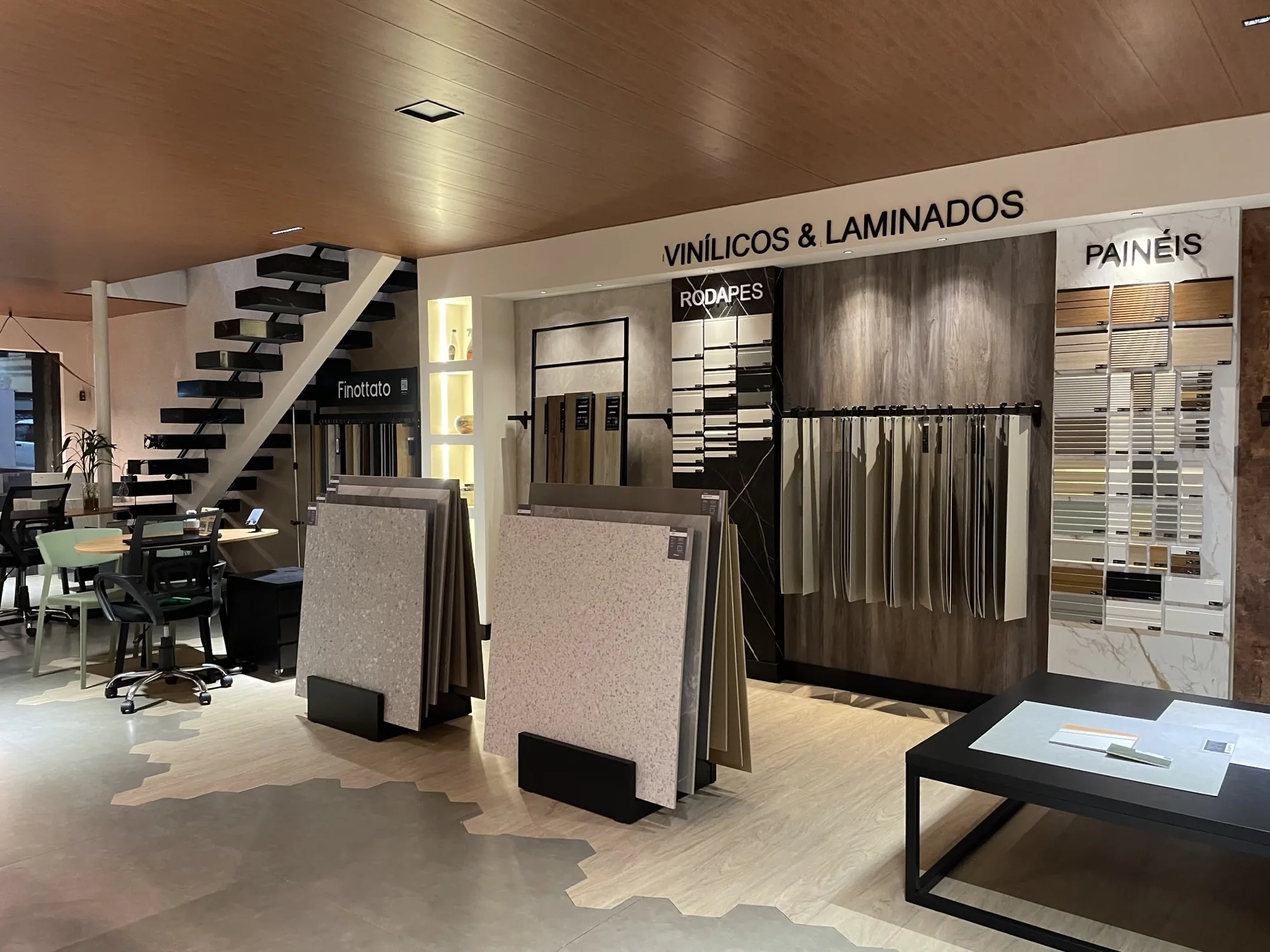 Exposição de pisos vinílicos e laminados no showroom Bersan