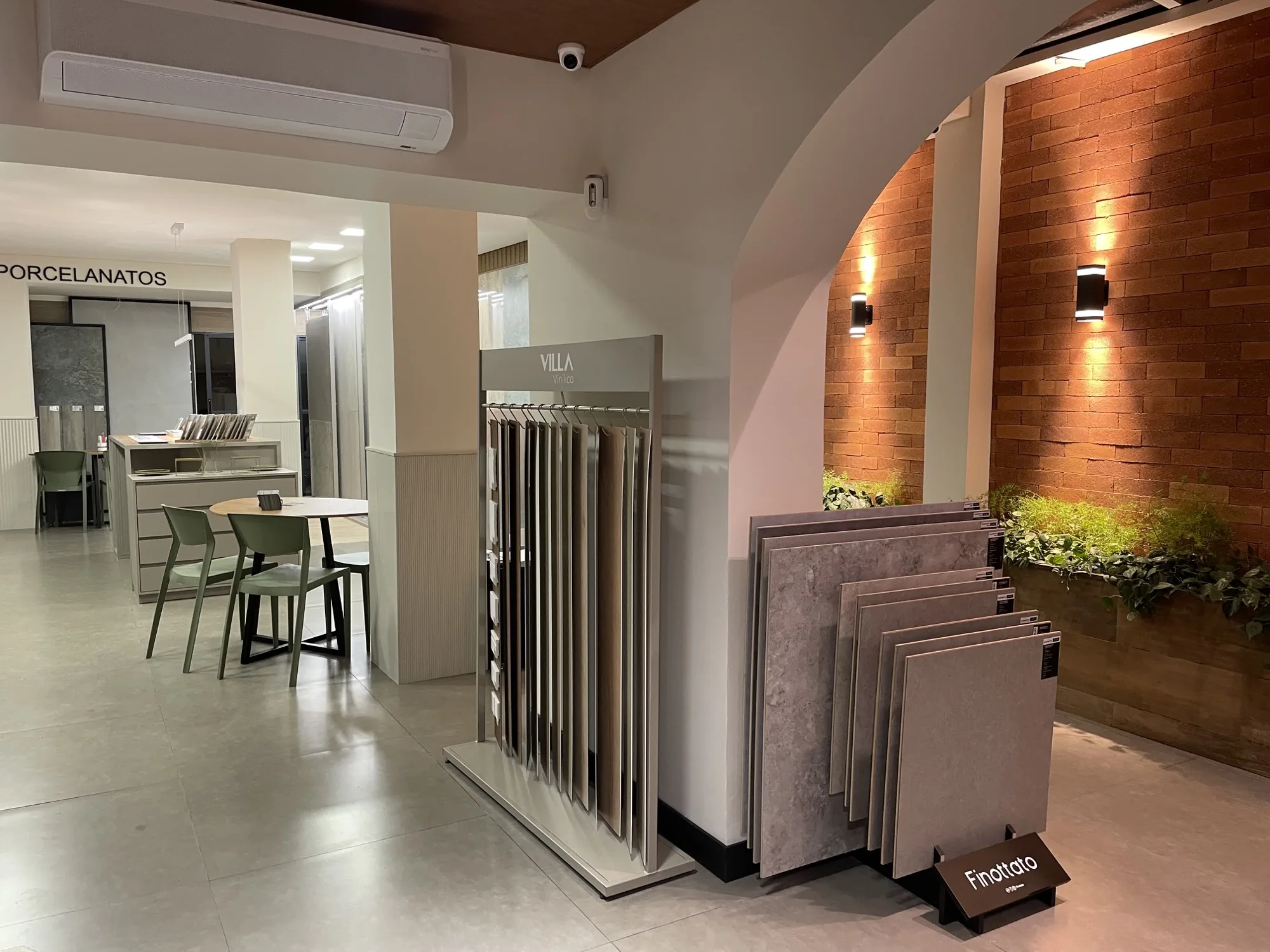 Ambiente do showroom com rodapés, painéis ripados e acabamentos